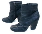 Фирменные кожаные полусапожки Vince Camuto,  р 38,  5,  по стельке 25,  5с